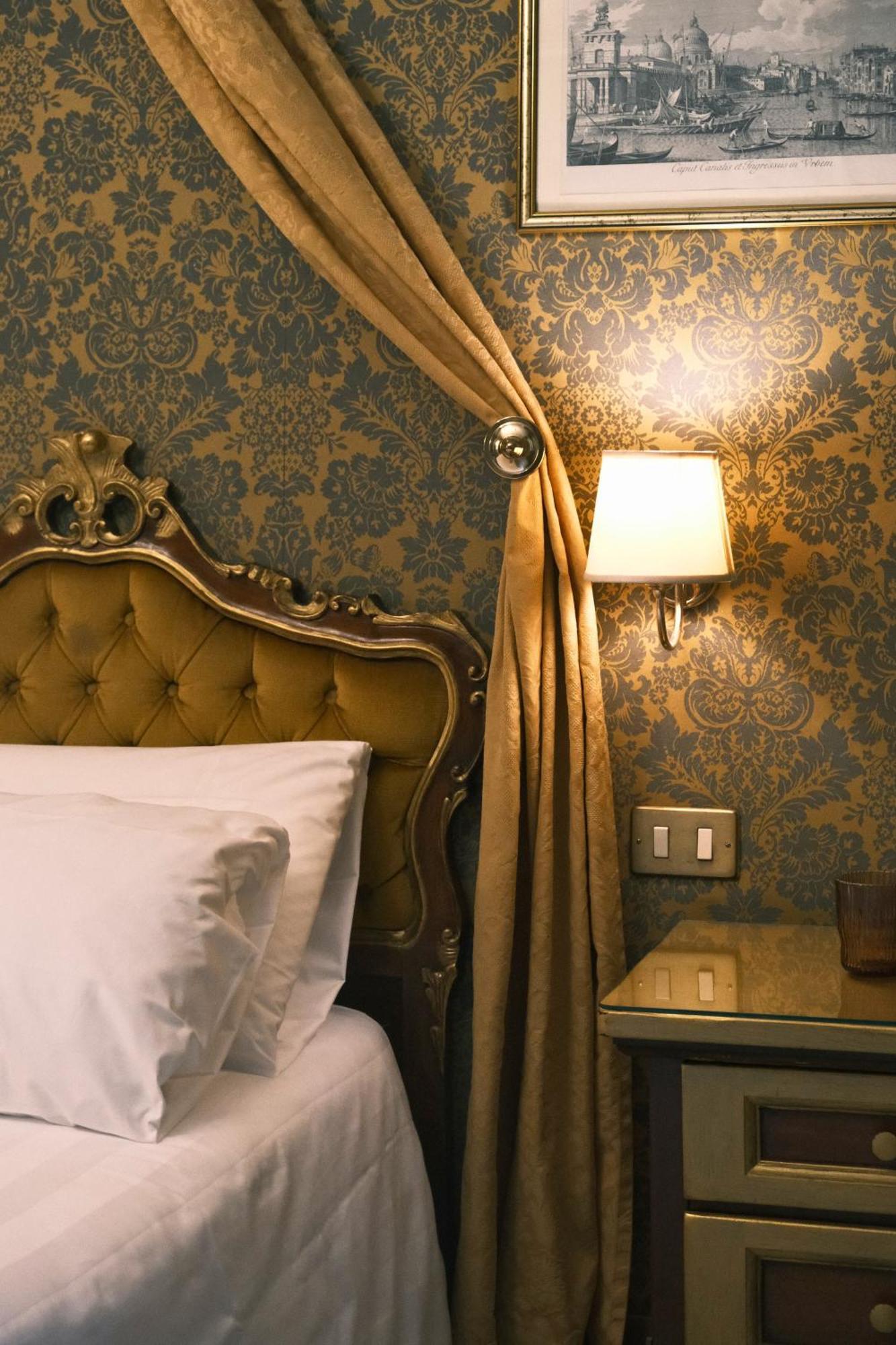 H O T E L S A N G A L L O L Hotel Venecia