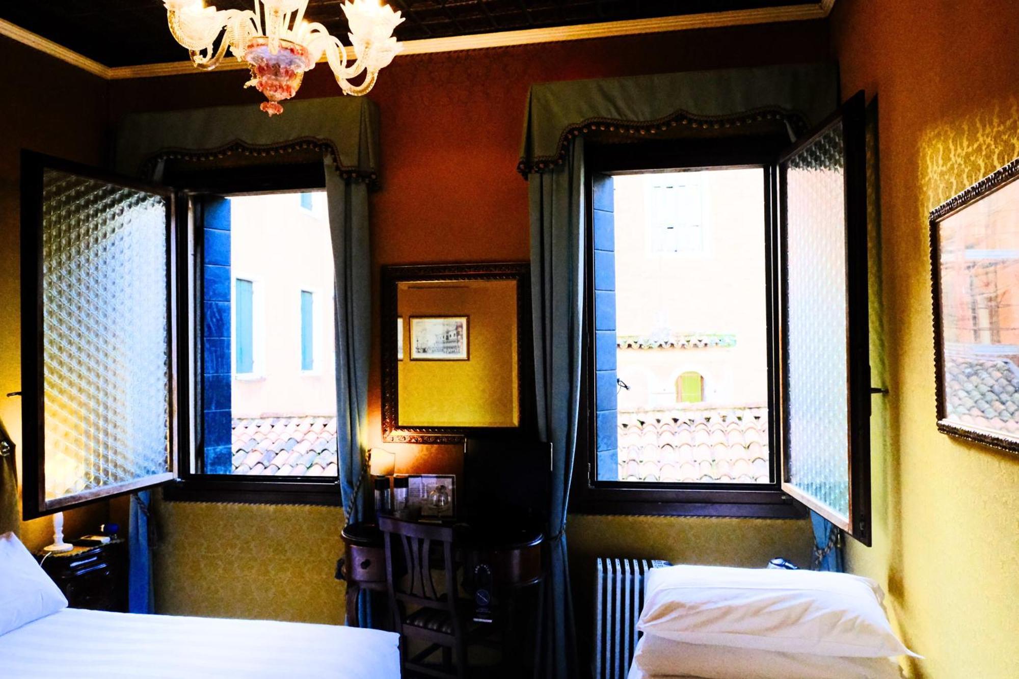 H O T E L S A N G A L L O L Hotel Venecia