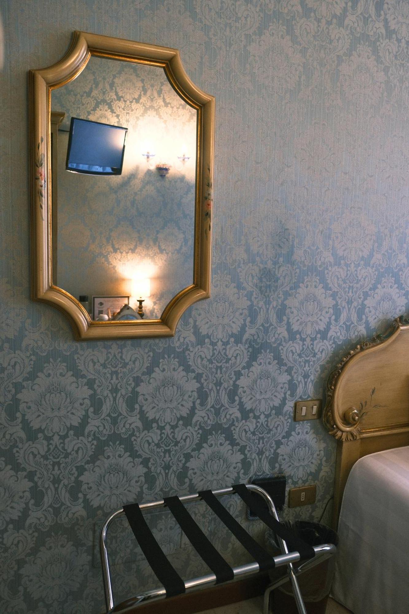 H O T E L S A N G A L L O L Hotel Venecia