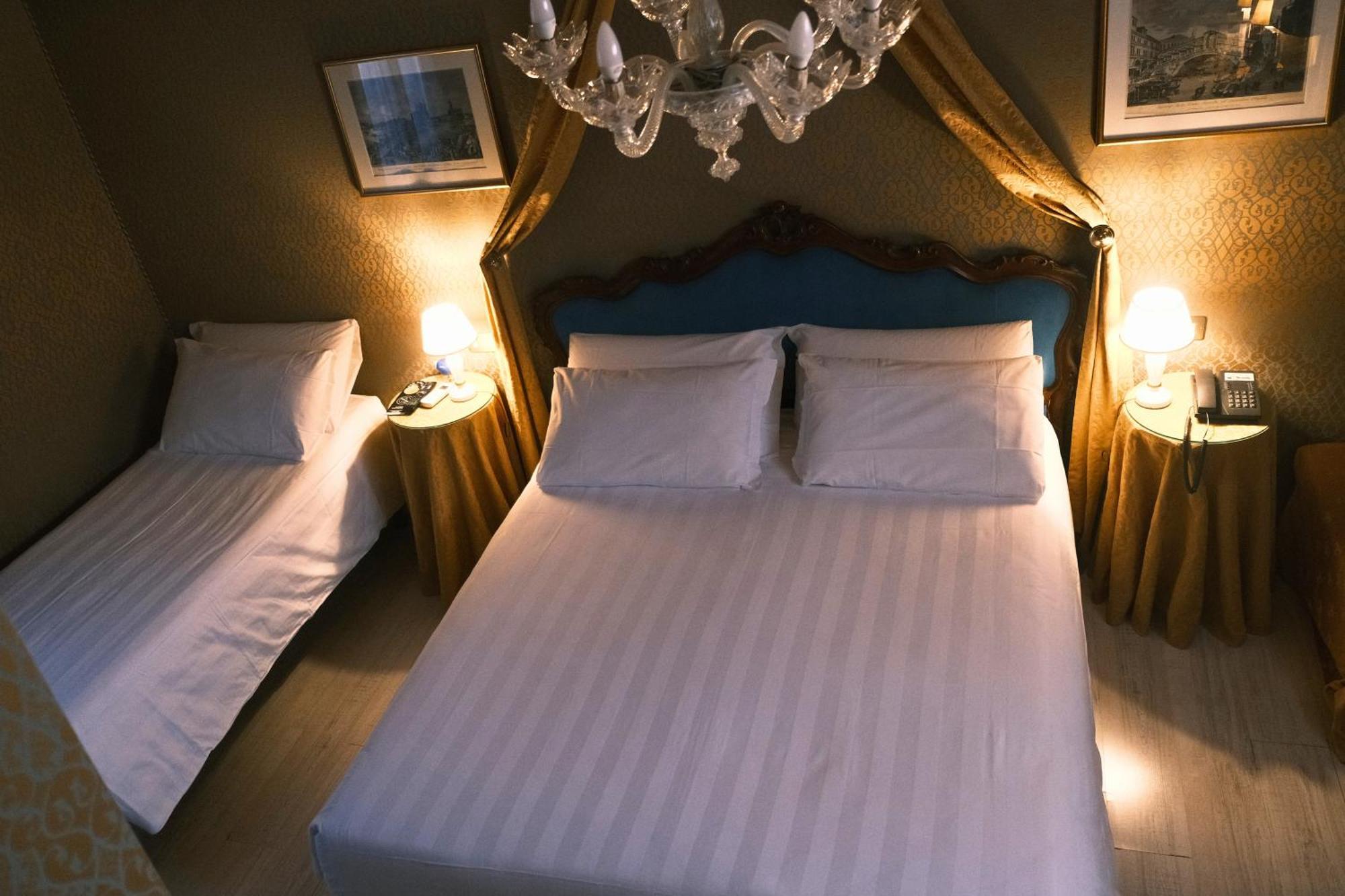 H O T E L S A N G A L L O L Hotel Venecia